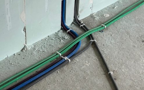 Eelkaabeldatud elektrijuhtme süsteem põrandale paigutatuna, kolm erinevat värvi | Pipelife
