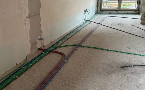 Eelkaabeldatud elektrijuhtmete 5 värvi hoone põrandale paigutatuna | Pipelife