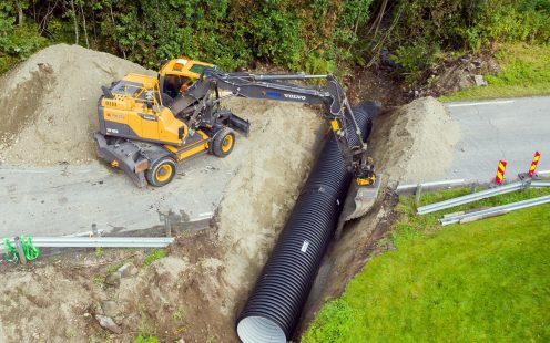 Installing black Pragma road drainage pipe